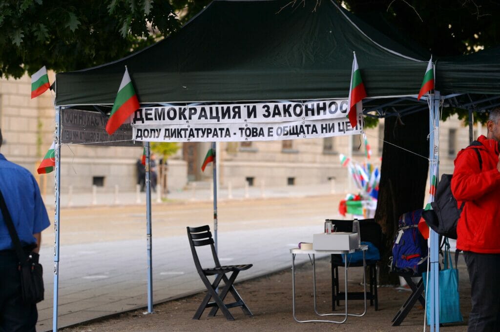Line 1: Democracy and justiceLine 2: Down with dictatorship - that is our common goal!Demonstrators keep setting up tents. Some of them are approved. The ones which are threatening the traffic are removed from time to time.