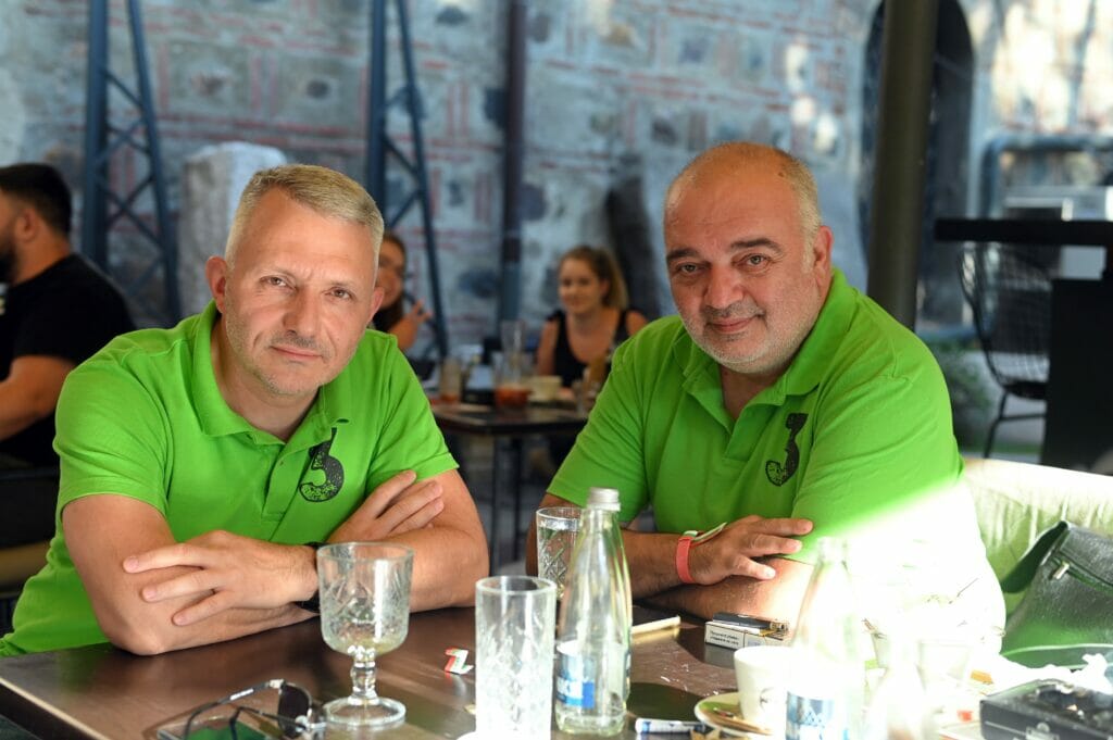 Shortly before the start of the major protest on Bulgaria’s Independence Day, Hadjigenov and Babikyan sit in a café right next to the usual gathering point. Again and again someone beckons at them from the neighboring table, comments positively or raises their thumbs up. An older man even comes to the two almost shyly and asks for a photo together.