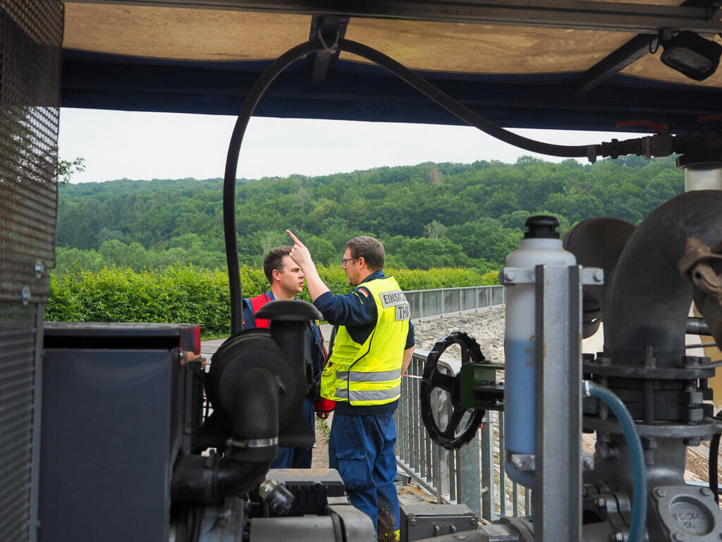 Impressionen des Hochwassers im Juli 2021 in Nordrhein-Westfalen. Hier: Steinbachtalsperre nahe Euskirchen. Einsatzleiter Marc Lohmeyer.