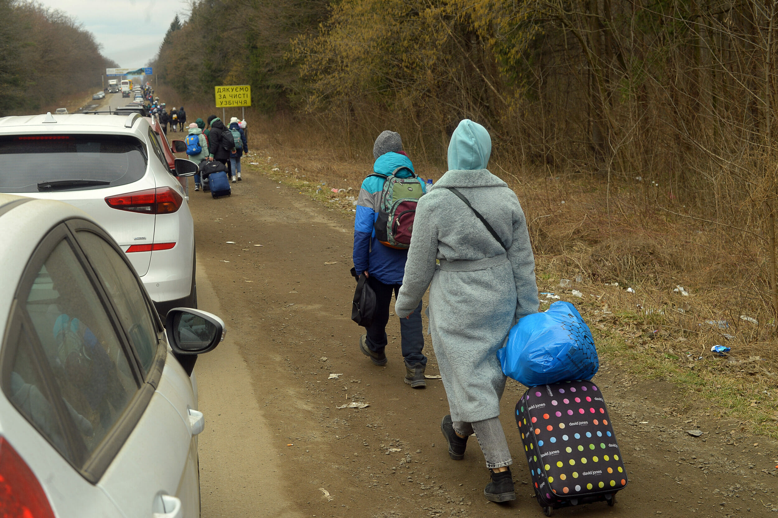 Millionen Menschen sind inzwischen aus dem Krieg in der Ukraine geflüchtet. Hier machten sich Menschen Anfang März durchs ukrainische Schehiny auf den Weg Richtung Polen auf.