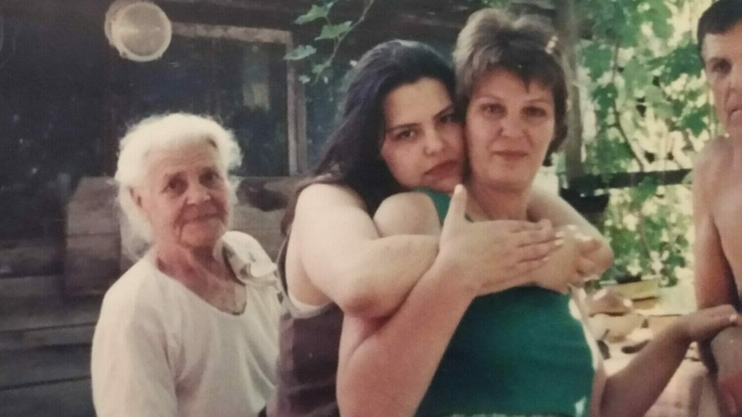 Jules (2.v.l.) und ihre Schwester Zhanna in den 1990er Jahren.