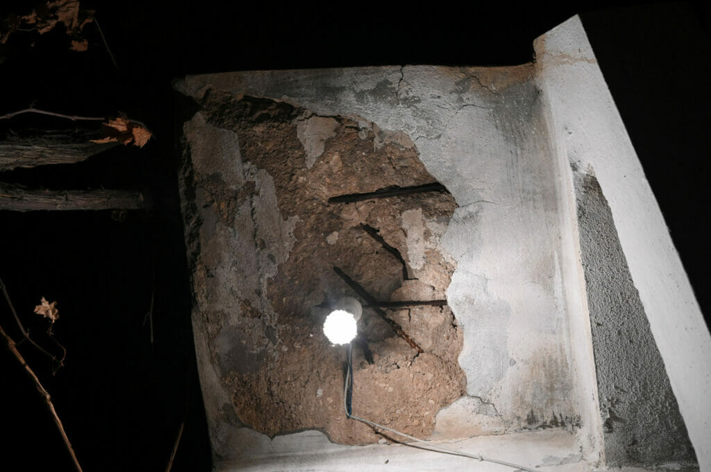 Spuren des innertürkischen Kriegs am eigenen Vordach.