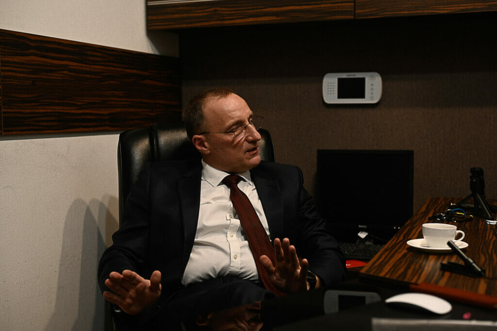 Kharkiv/Kharkiv: Lawyer and veteran Leonid Maslov in his office in the "Capitalist" building