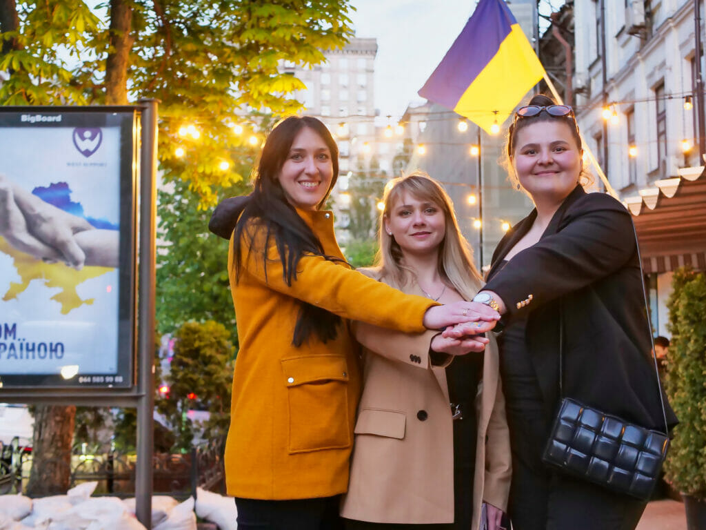 The Kyiv-based charity "Caring Cats" (Turbotlyvi kotyky - Турботливі котики) helps victims of the Ukraine war. The founders: Ruslana Zahnii (Руслана Загній), Julia Sydorchuk (Юлія Сидорчук) and Lilia Lypova (Лілія 