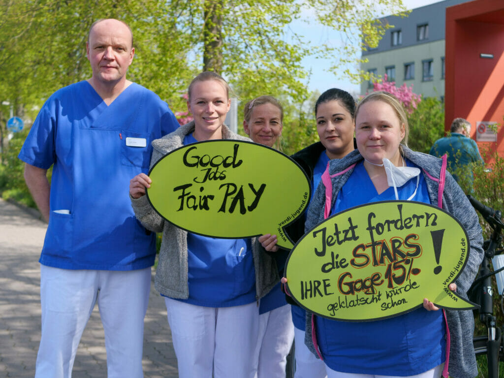 Aktive Mittagspause bei Helios in Nienburg vor der zweiten Verhandlungsrunde. Hier: Jürgen, Tina, Ina, Leila und Sabrina vom OP