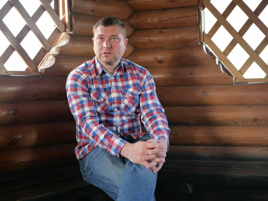 Dmitro Soochekov ist mit seiner Familie aus Bachmut geflohen und wohnt nun in einem Gästezimmer bei Ahrobud in Oratiw.