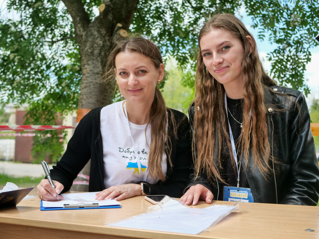 Vasilisa und Tochter Diana Spichak kümmern sich im Eingangsbereich um Anmeldung und Registrierung.
