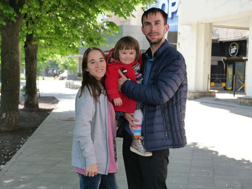 Polina Zoicseva, Tochter Emilia und Sergey Len aus Rubischne haben im April mit Unterstützung des Kust-Teams in Dnipro geheiratet.