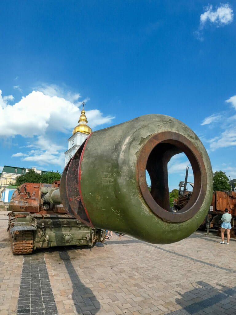 Vor dem St. Michaelskloster in Kyjiw sind mehrere russische Kriegsgeräte, die unter anderem bei den Kämpfen um Hostomel zerstört wurden, ausgestellt.
