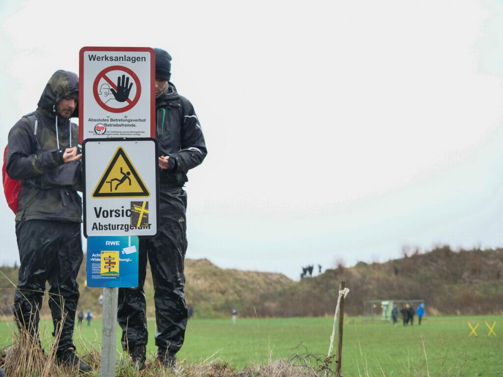 Das RWE-Betriebsgelände war während der Großdemo nur bedingt erkennbar.