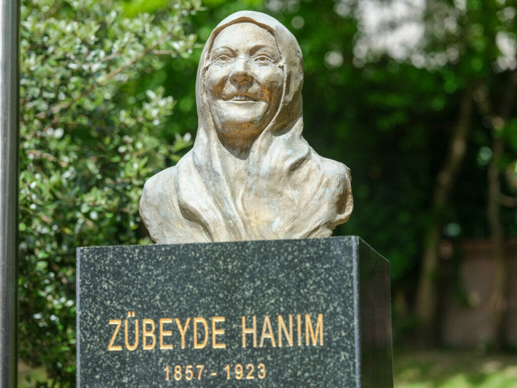 Eine Skulptur von Atatürks Mutter.