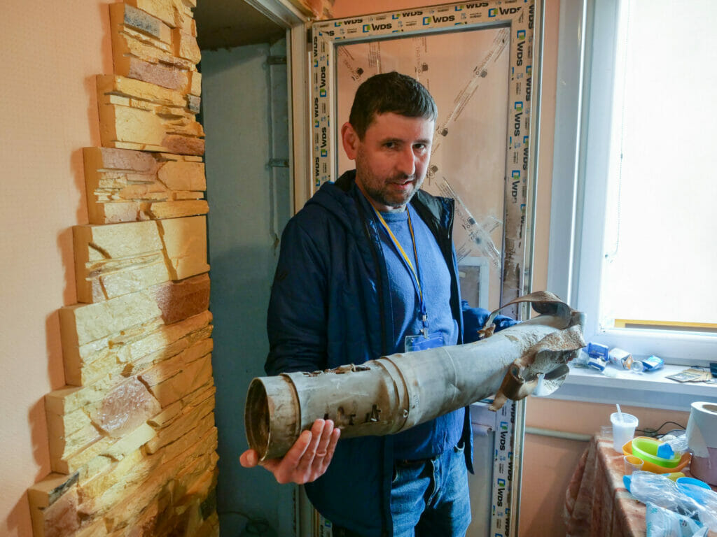 In Charkiw-Saltivka sind erste Anwohner:innen in das zerstörte Viertel zurückgekehrt. Sergey Khristich, DJ und Fotograf, bewahrt die Trümmer eine Rakete bei sich auf, die vor seinem Haus einschlug.