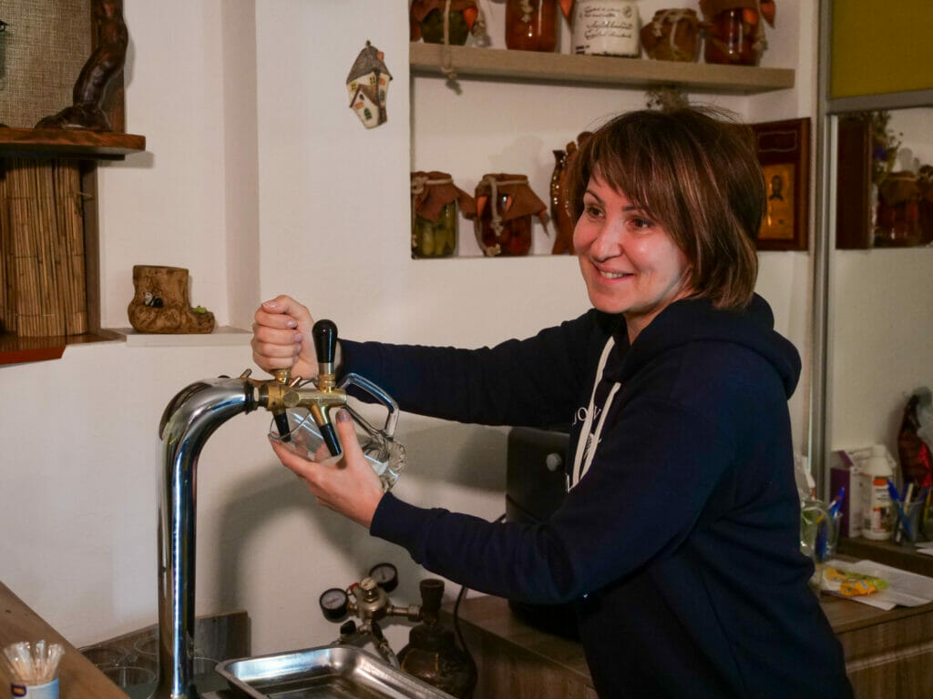 Lyudmyla Servetnyk, 53, ist ehemalige Polizistin betreibt nun das Oliv'e Café in Charkiw.