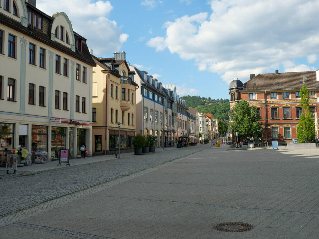 Das Stadtzentrum von Sonneberg an einem typischen Nachmittag.