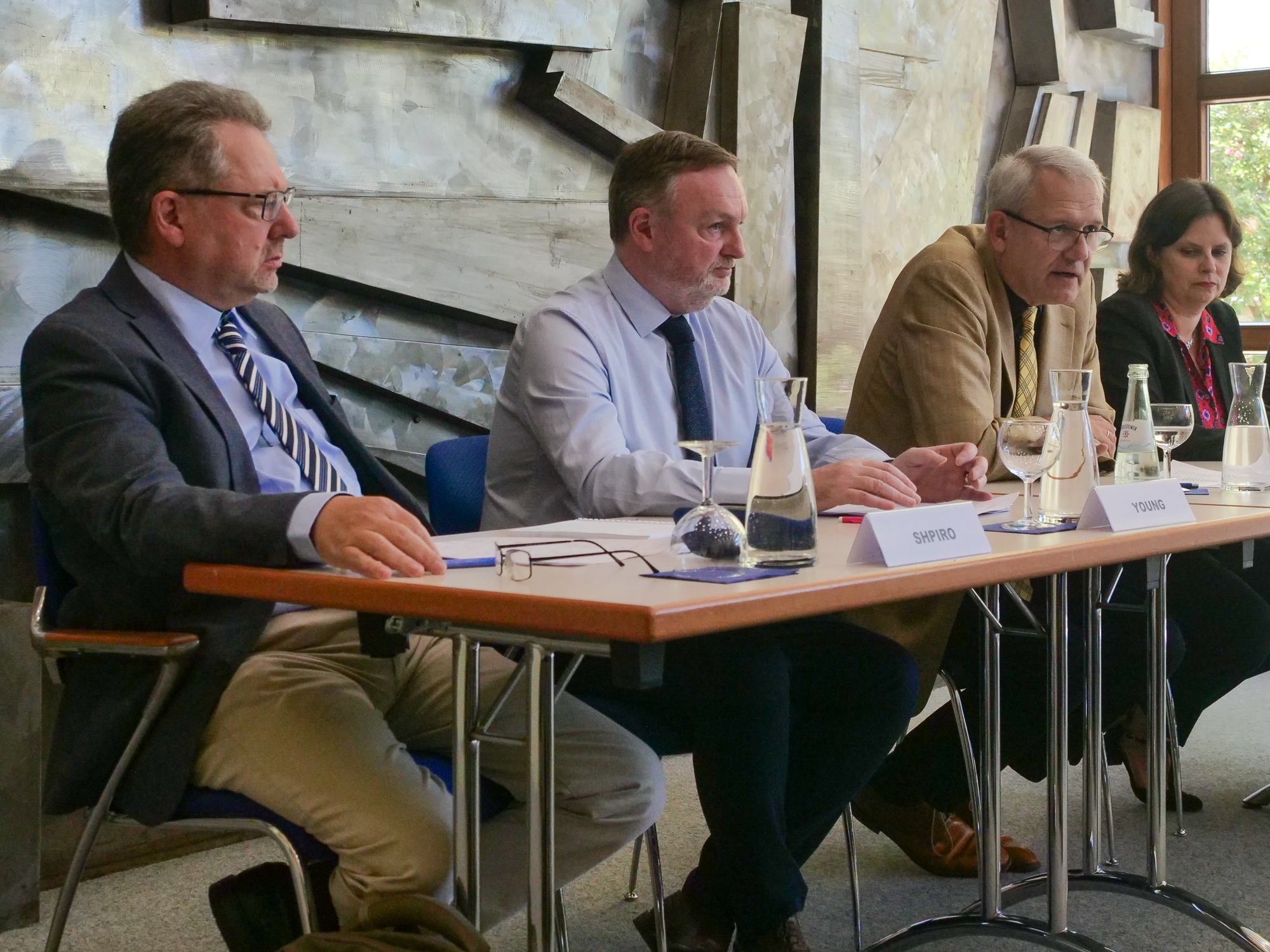 Shlomo Shpiro, Christopher Young , Andreas Wirsching (IfZ), Juliane Seifert (Staatssekretärin) sitzen an einem Tisch zur Pressekonferenz zum Olympia-Attentat 1972.