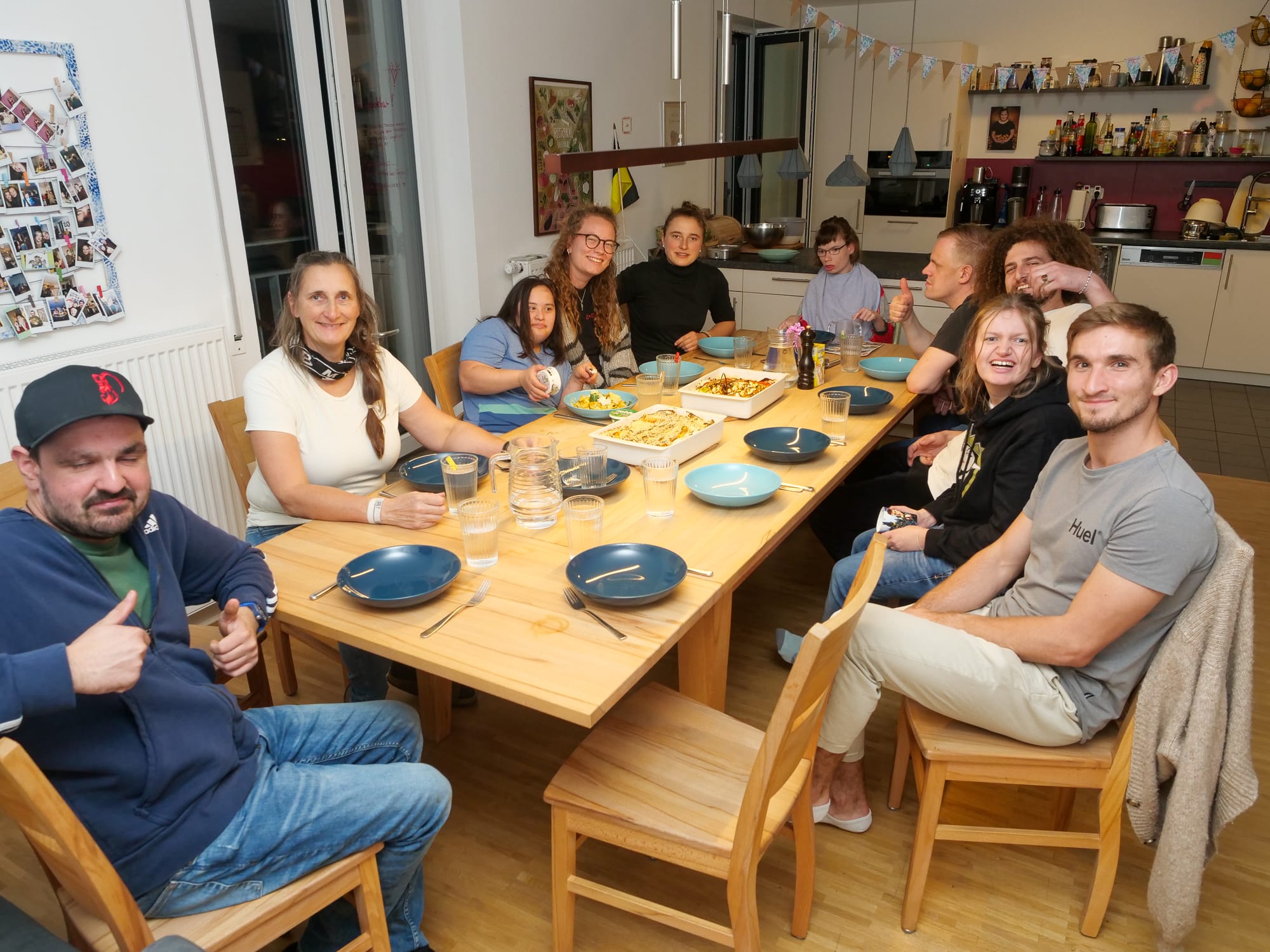 Alle an einem Tisch: Zu Besuch in einer Münchner Inklusions-WG
